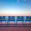 Vue de Nice, les chaises bleue et la promenade des anglais