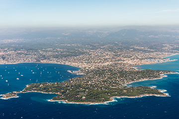 Vue aérienne du Cap d'Antibes et de Juan-les-pins, villes de la Côte d'Azur en France
