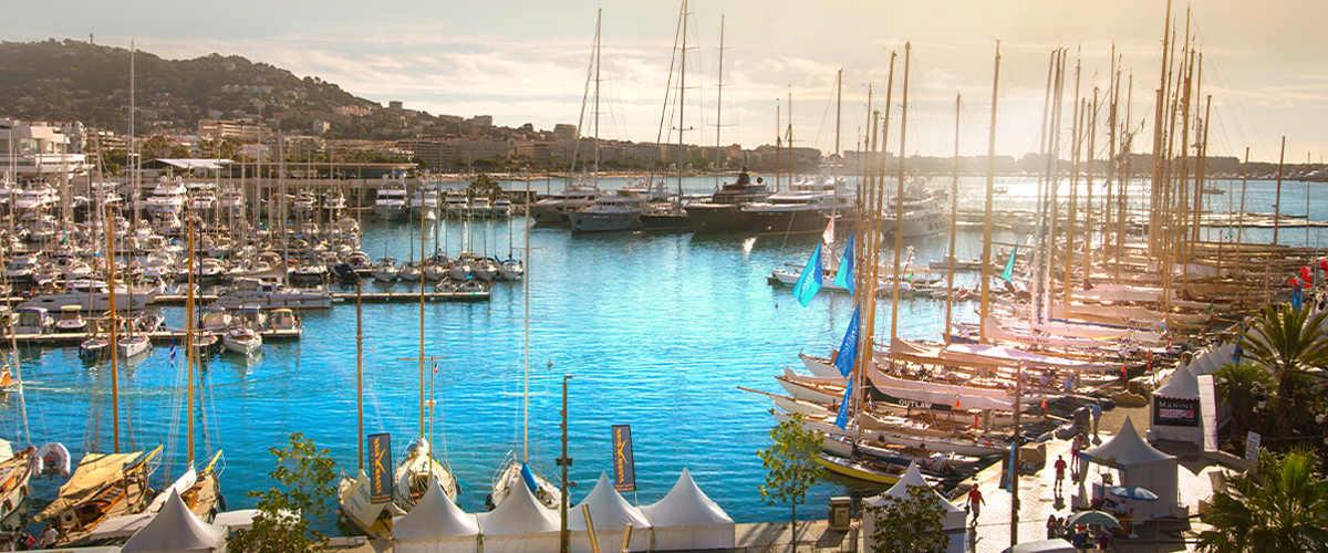 Vieux port de Cannes avec un couché de soleil