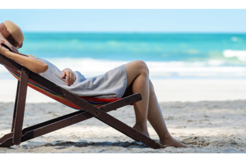 femme qui fait la sieste sur un transat