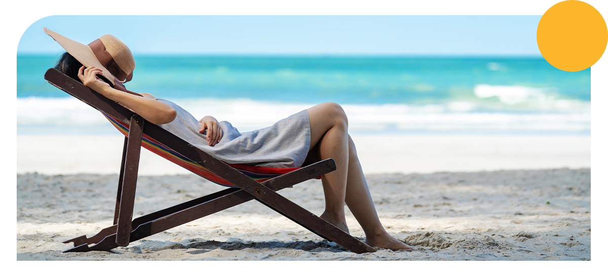 femme qui fait la sieste sur un transat