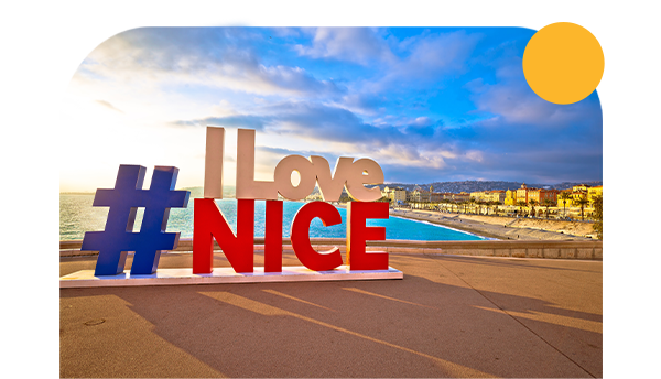 Photo du panneau "I Love Nice" avec la ville en fond