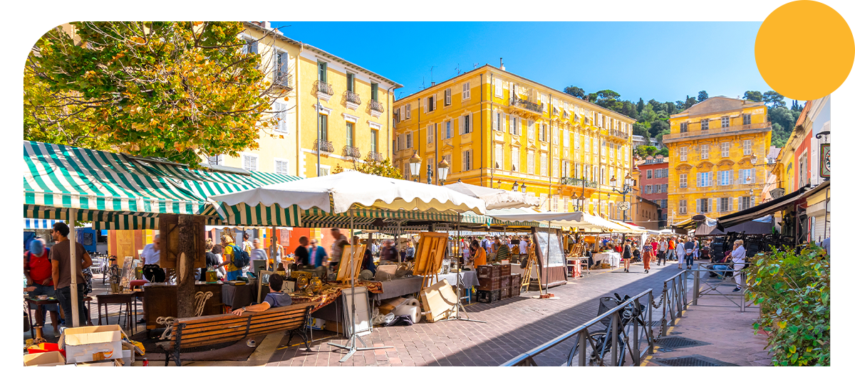 Photo qui représente le marché au fleurs et légumes du cours saleya à Nice