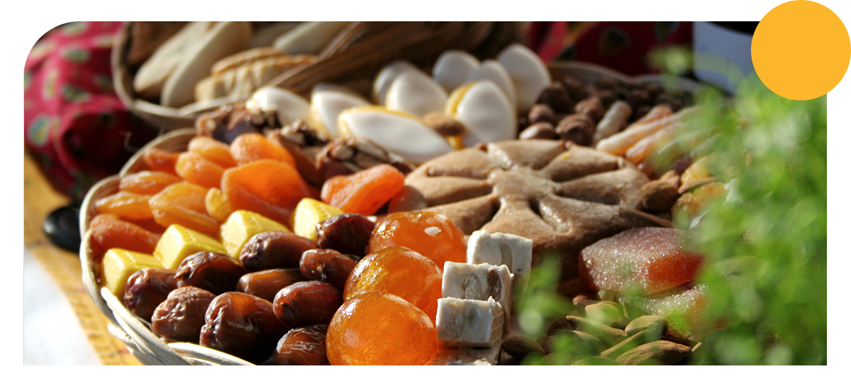 Photo des 13 desserts provençaux dans un plat. Calissons, nougats, fruits secs, orange,etc.