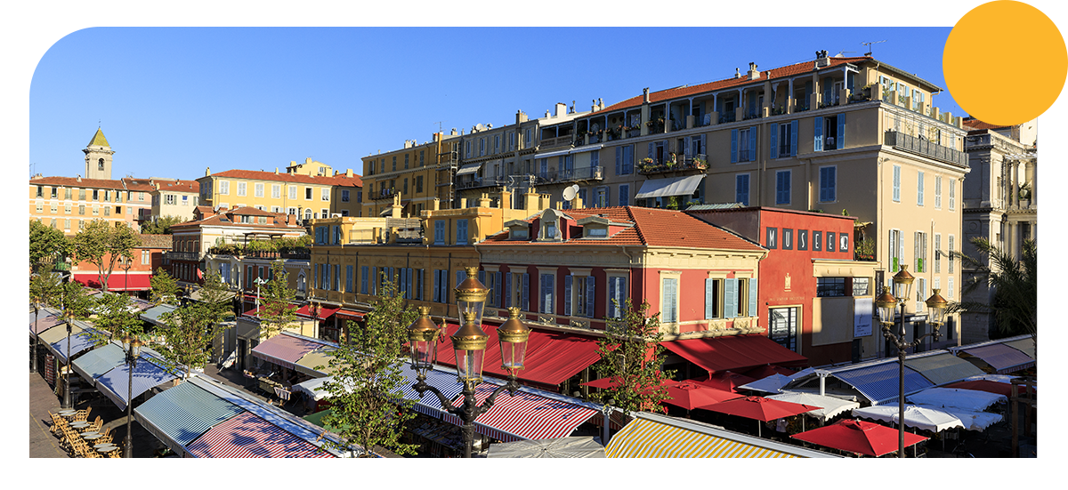 photo vu de haut du cours Saleya avec le marché provençal