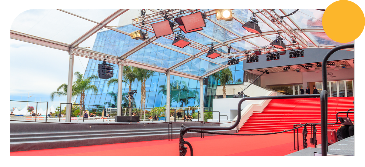 entrée du palais du festival de Cannes avec tapis rouge et projecteur mais sans personne.
